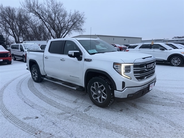2022 GMC Sierra 4WD Crew Cab Short Box SLT's photo
