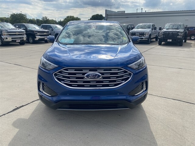 2022 Ford Edge Titanium photo 2
