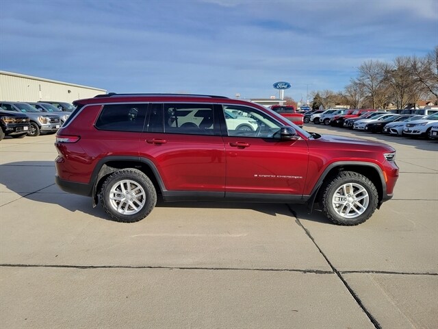 2022 Jeep Grand Cherokee Laredo photo 2
