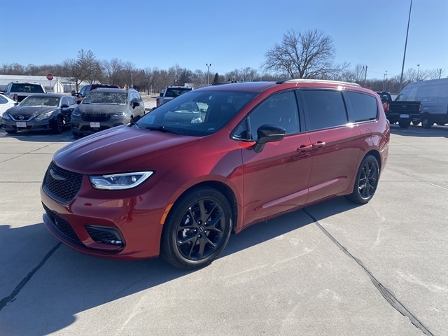 2025 Chrysler Pacifica Limited's photo