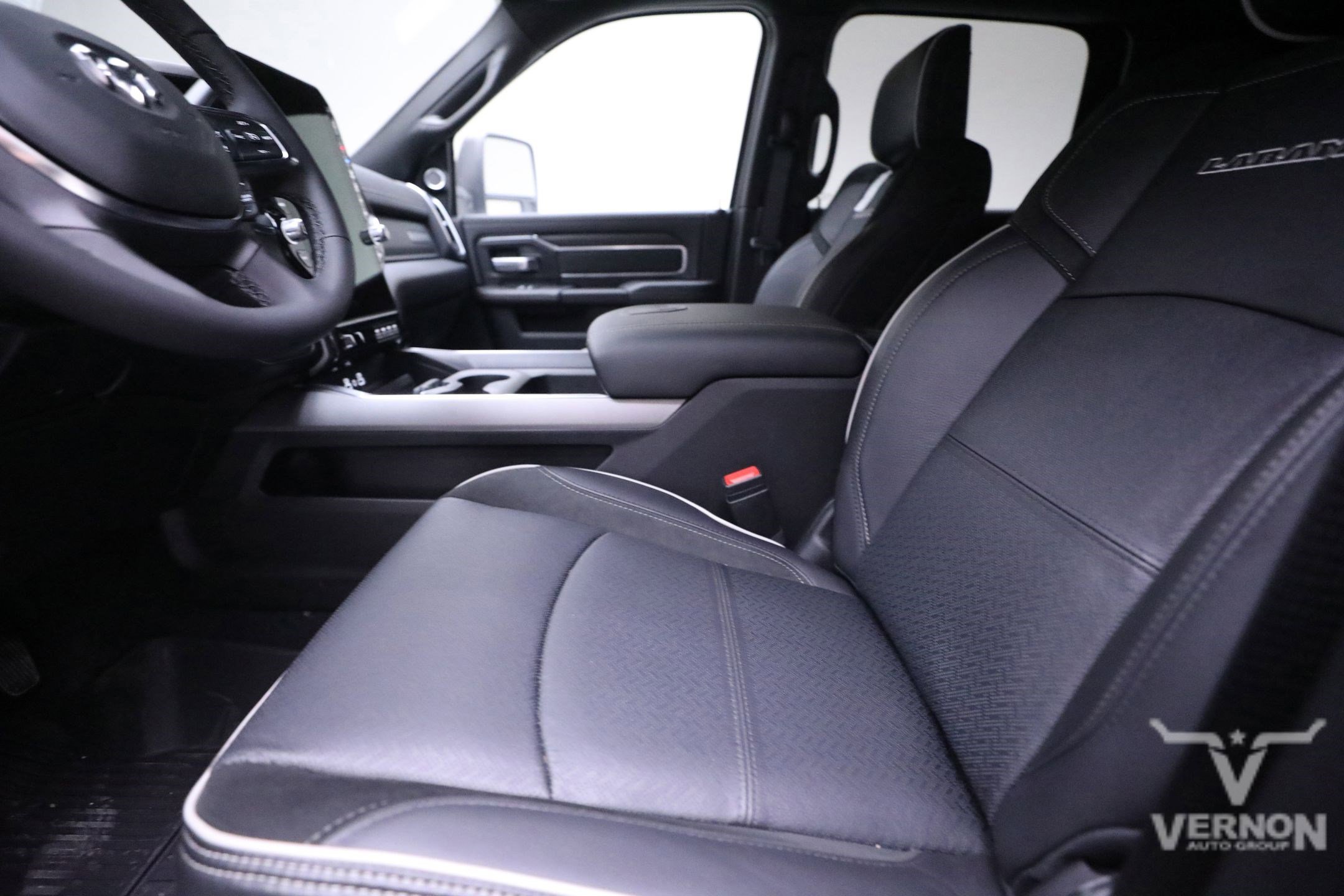 2025 Ram 3500 Laramie photo 4