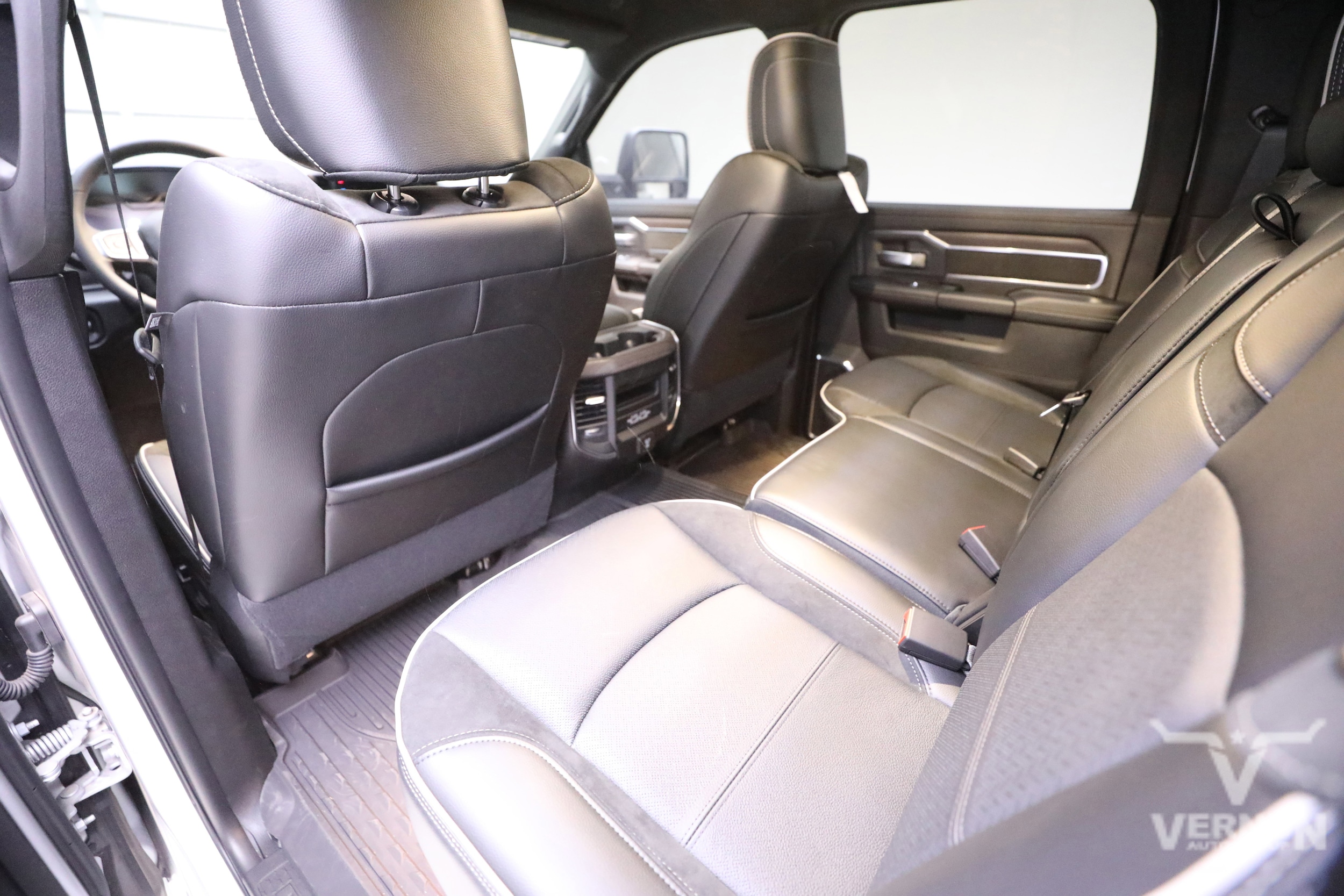 2026 RAM 3500 Laramie - Photo 9