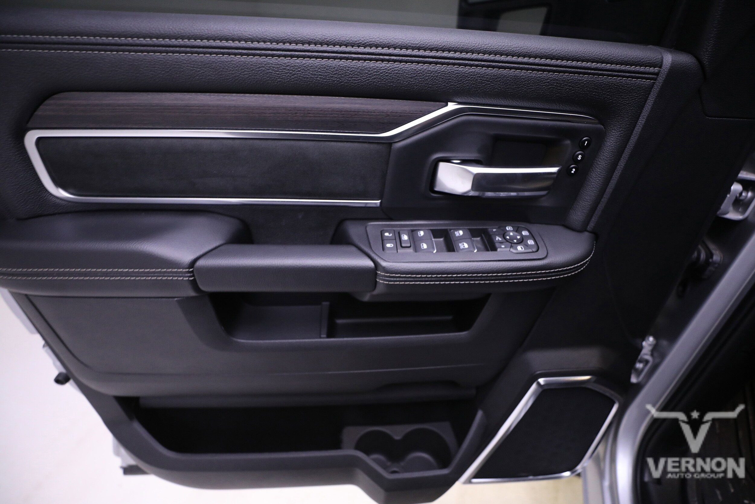 2026 RAM 3500 Laramie - Photo 19