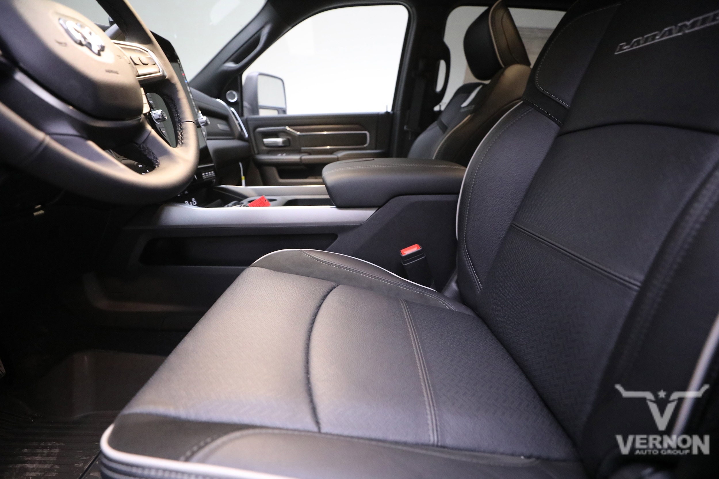 2026 RAM 3500 Laramie - Photo 10