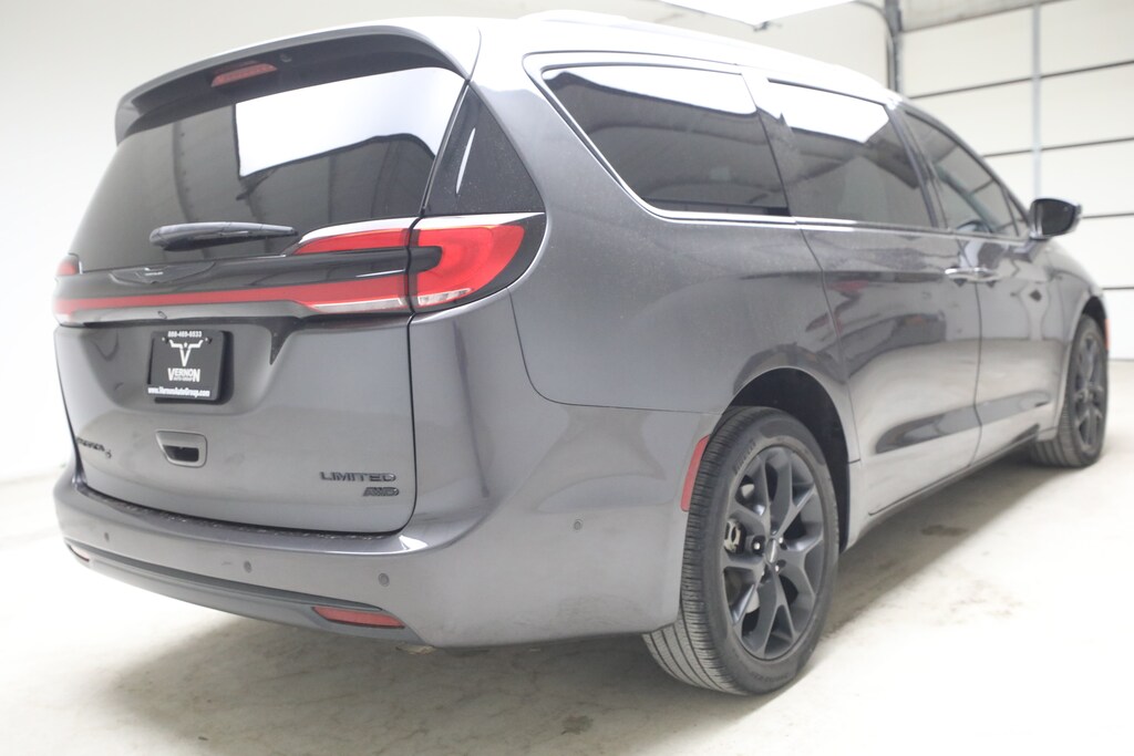 Used 2022 Chrysler Pacifica Limited Van Passenger Van