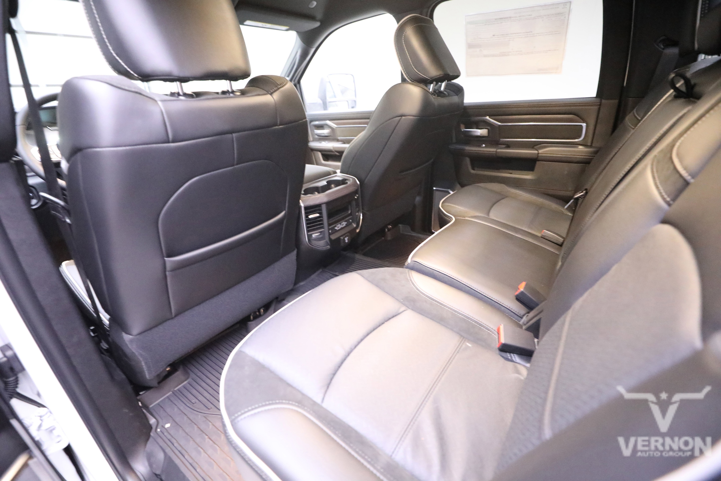 2026 RAM 3500 Laramie - Photo 9