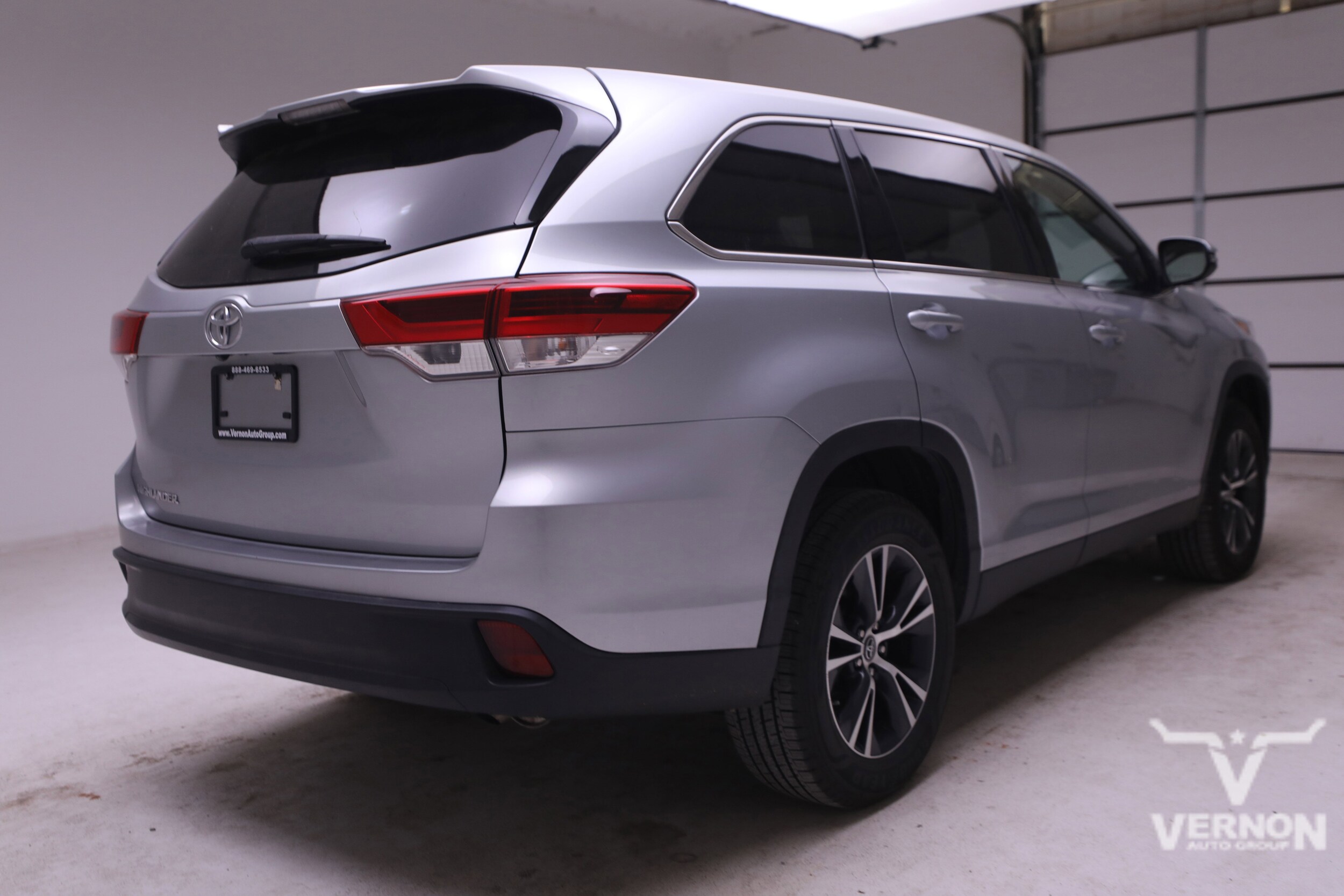 2019 Toyota Highlander LE photo 3