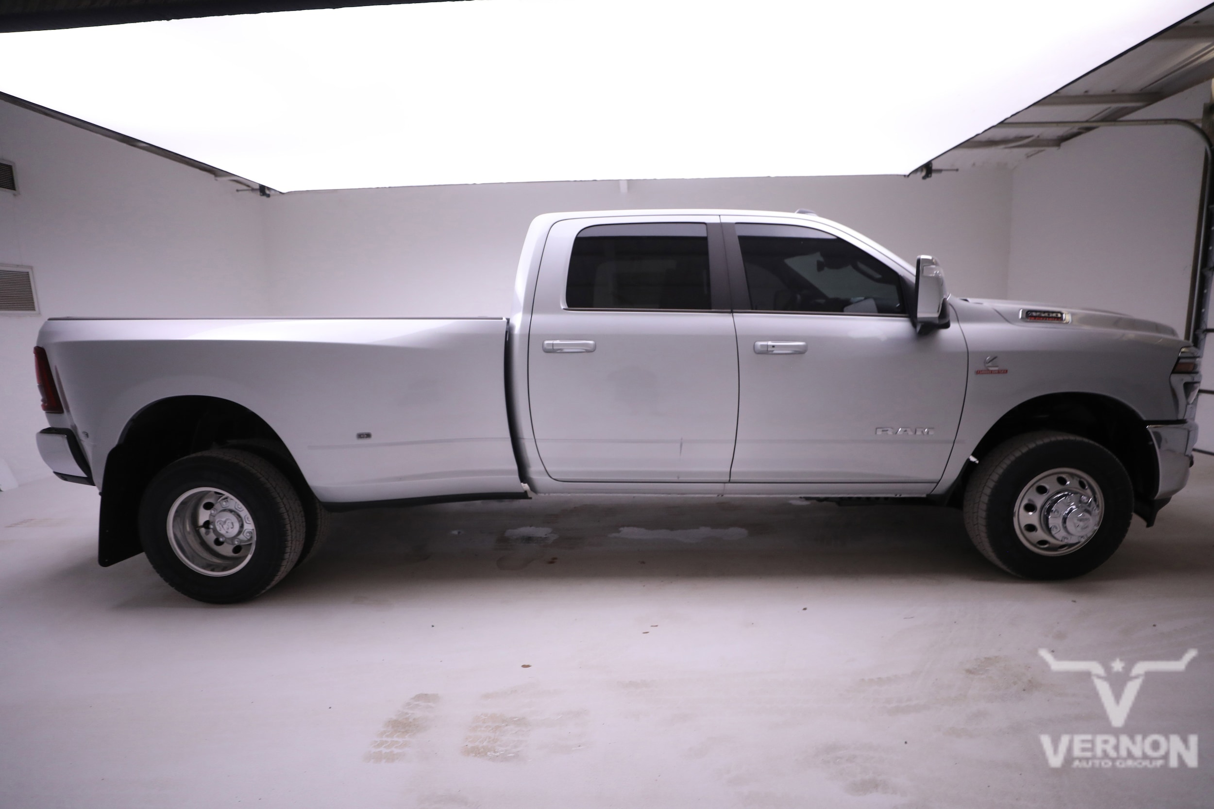 2026 RAM 3500 Laramie - Photo 6