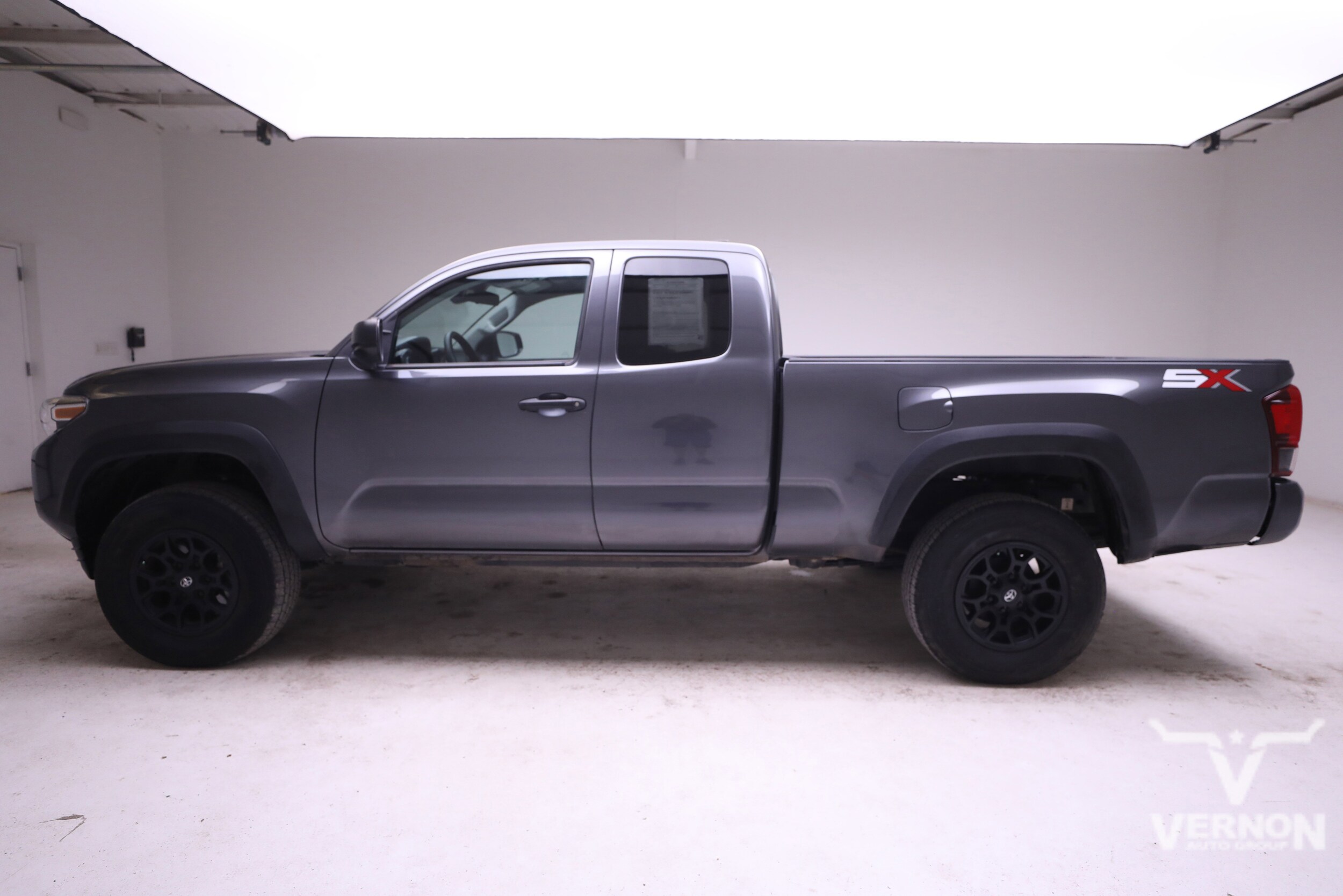 2020 Toyota Tacoma SR5 photo 2