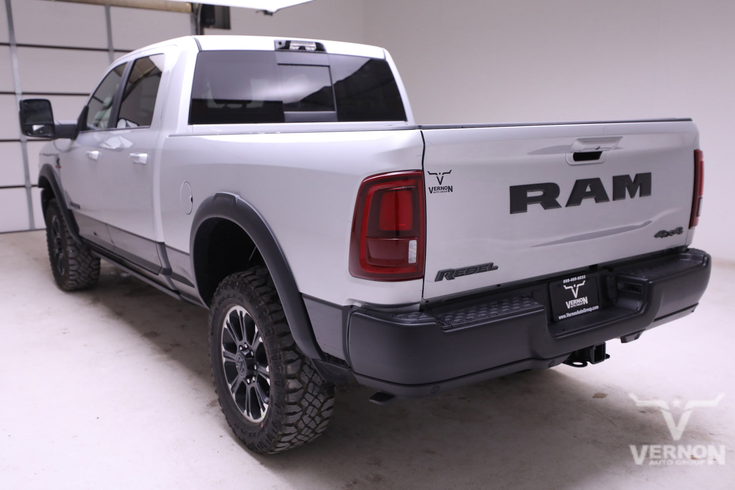 View vehicle photo 3