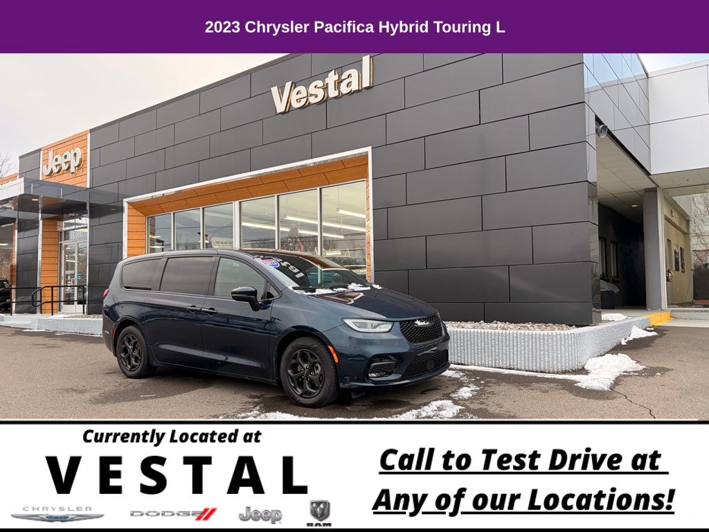 2023 Chrysler Pacifica Hybrid Touring L's photo