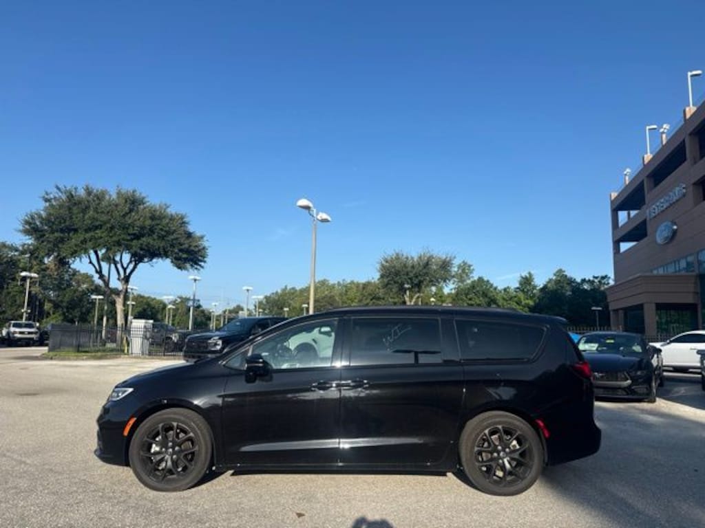 Certified 2025 Chrysler Pacifica Limited Minivan/Van