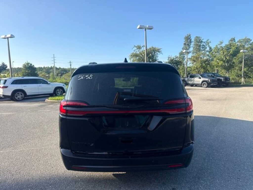 Certified 2025 Chrysler Pacifica Limited Minivan/Van