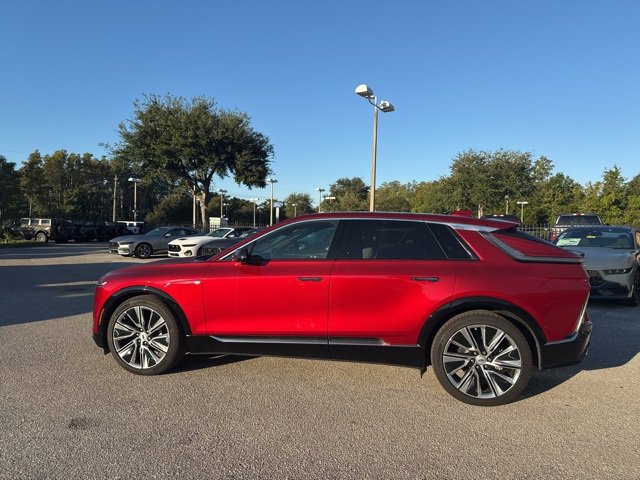 2024 Cadillac Lyriq Luxury photo 2