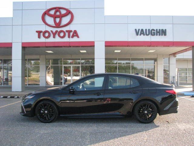 2025 Toyota Camry SE's photo