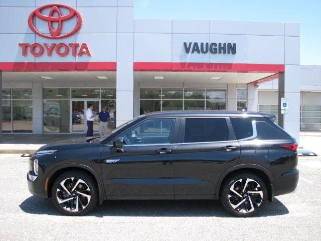 2024 Mitsubishi Outlander Plug-in Hybrid SE's photo