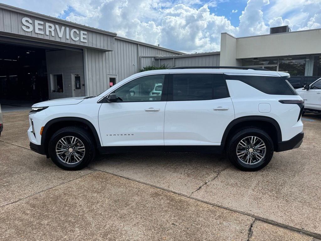 Used 2025 Chevrolet Traverse LT SUV