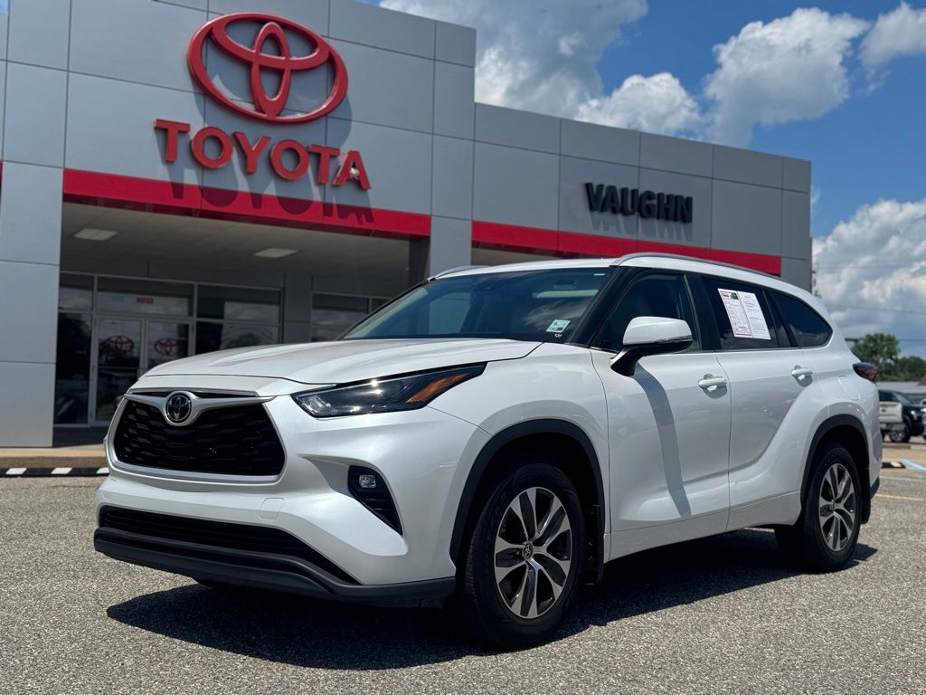 2023 Toyota Highlander XLE's photo