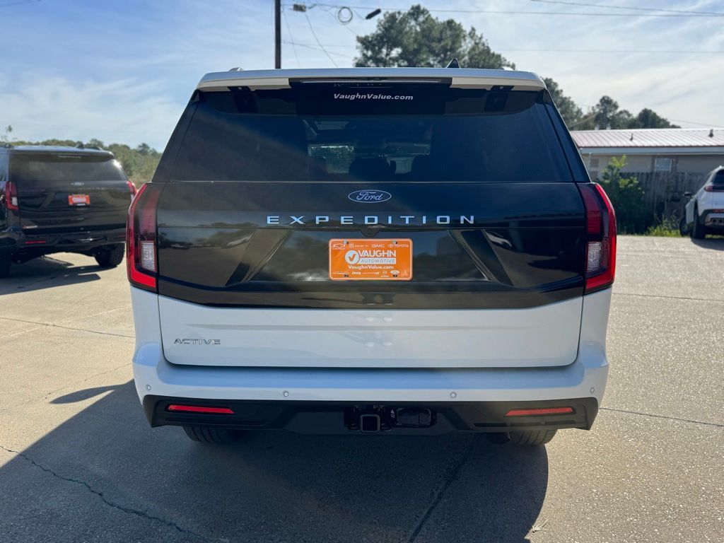 2025 Ford Expedition photo 3