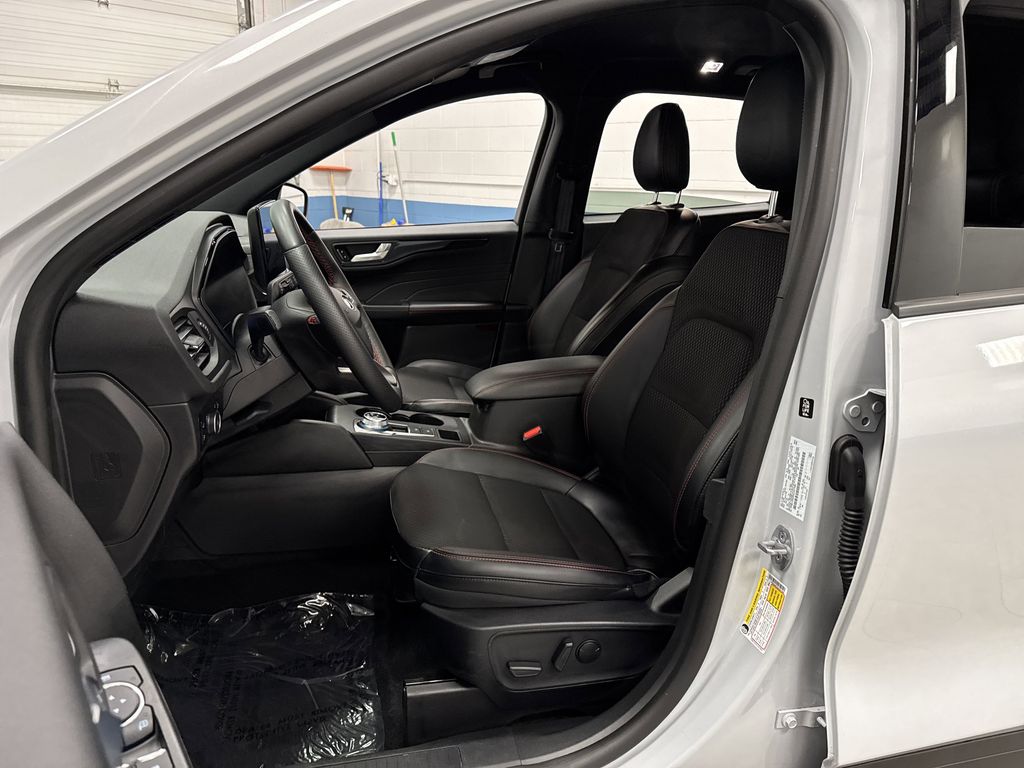 2025 Ford Escape Hybrid ST-Line Select photo 4
