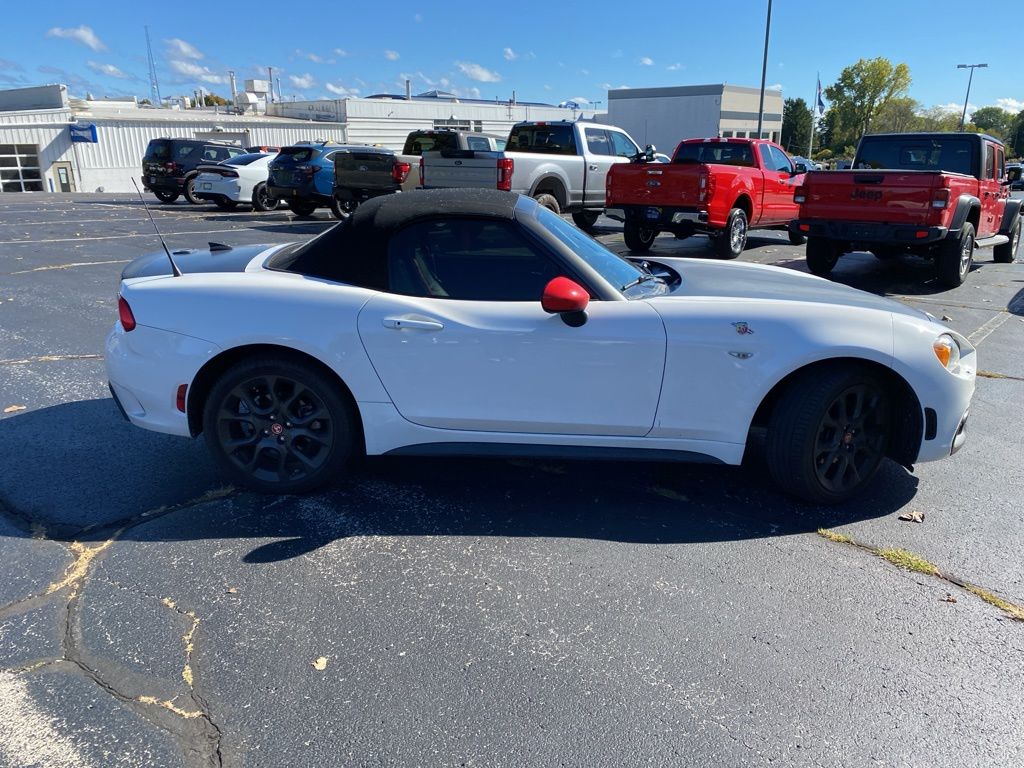 2020 Fiat 124 Spider Abarth photo 3