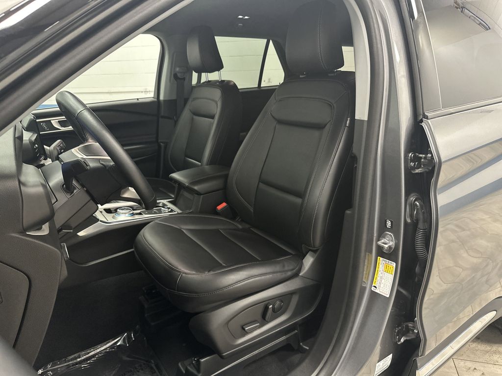 2023 Ford Explorer XLT photo 3