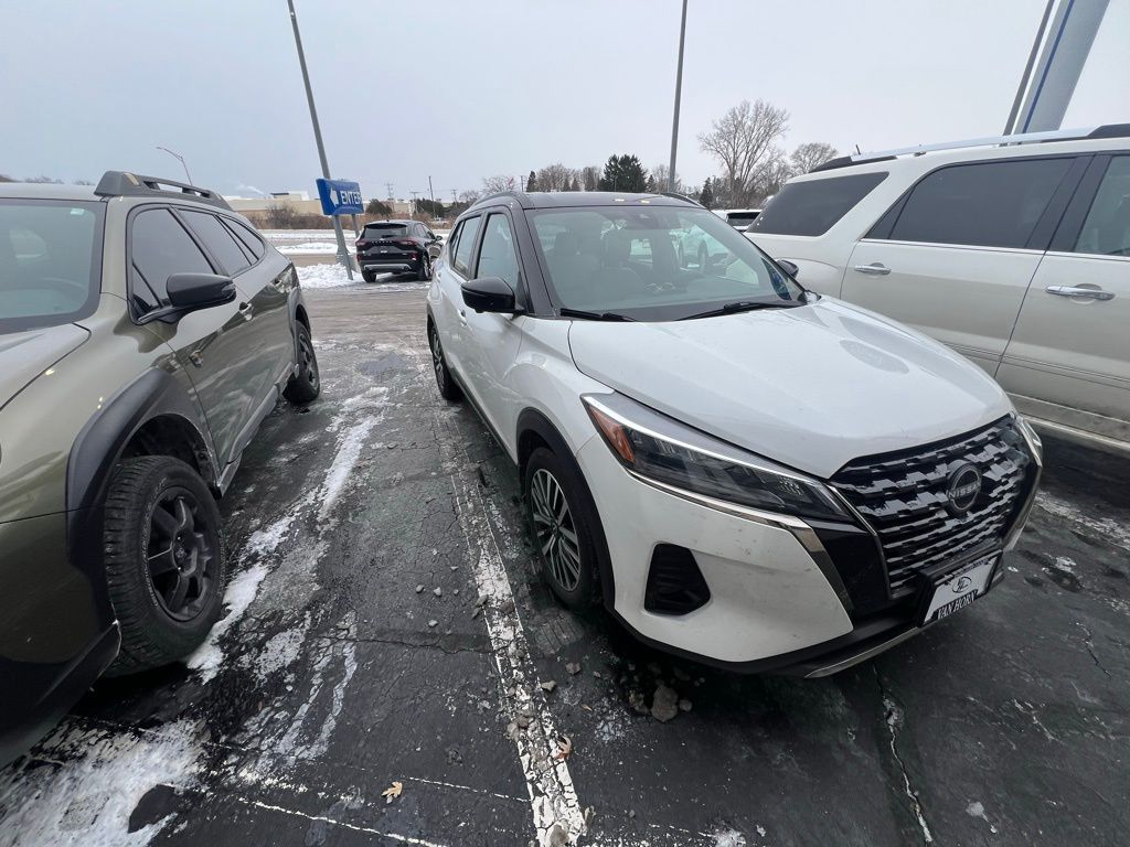 2023 Nissan Kicks SR's photo