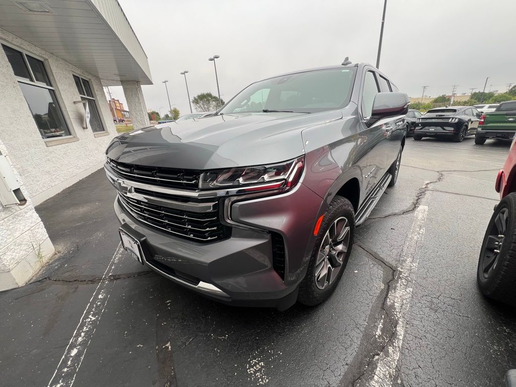 2022 Chevrolet Suburban LT photo 2