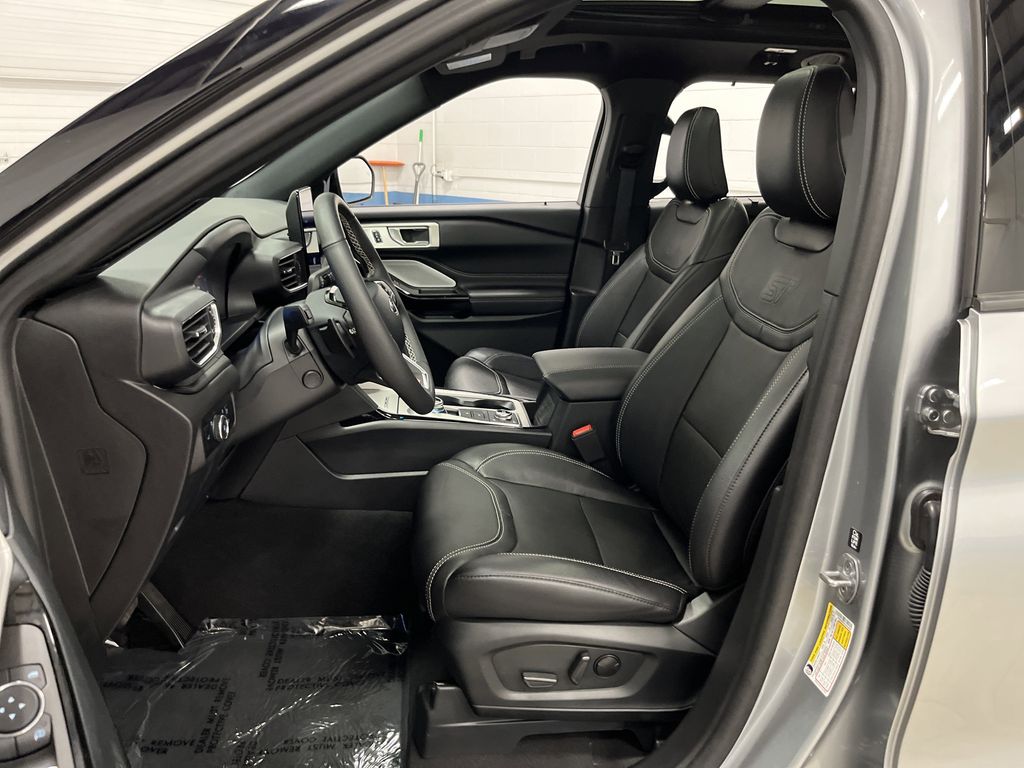 2024 Ford Explorer ST photo 3