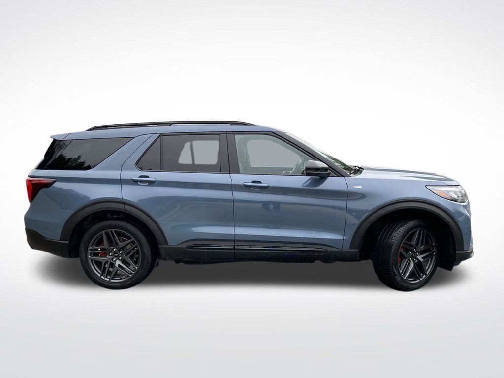 2025 Ford Explorer ST-Line photo 2