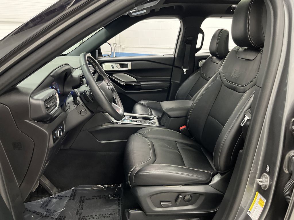2023 Ford Explorer ST photo 3