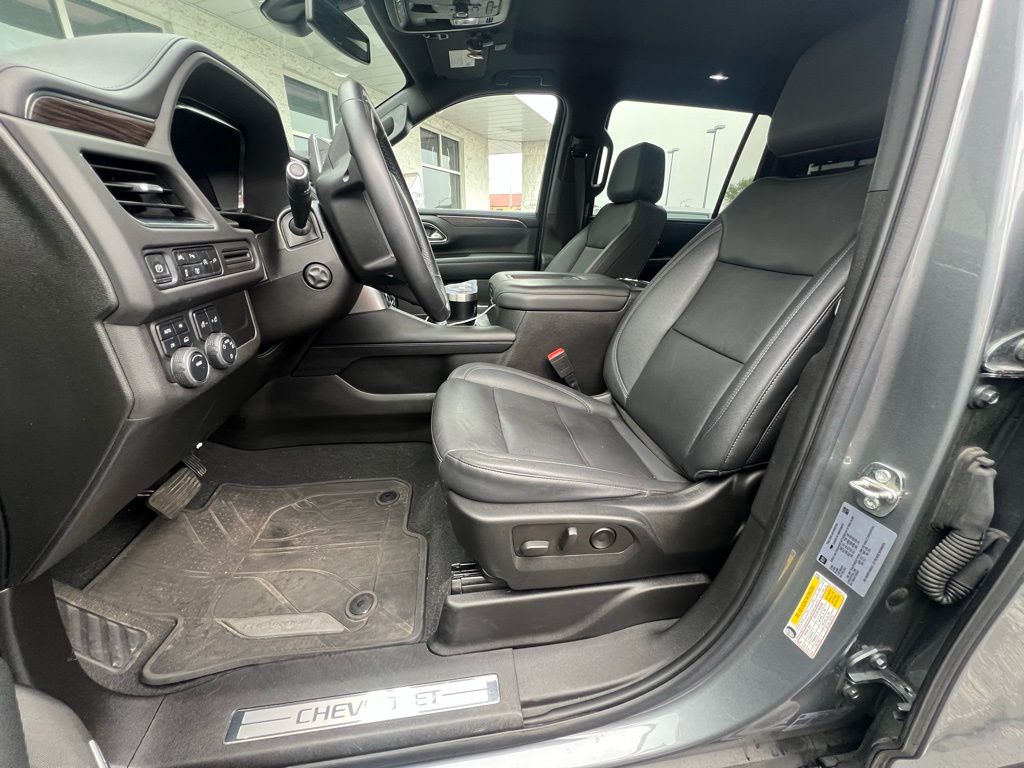 2022 Chevrolet Suburban LT photo 3