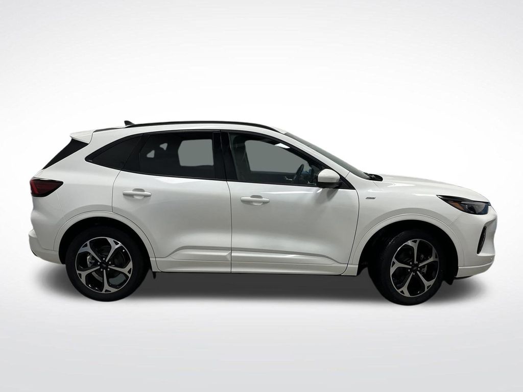 2023 Ford Escape Hybrid ST-Line Elite photo 2