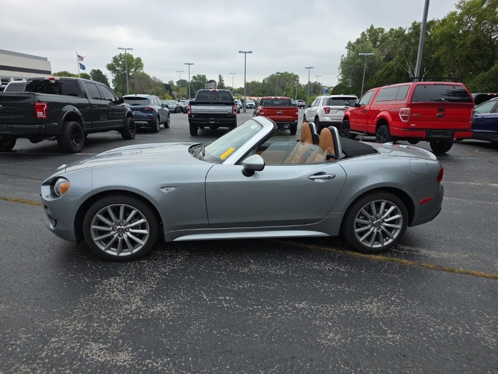 2017 Fiat 124 Spider Lusso photo 4