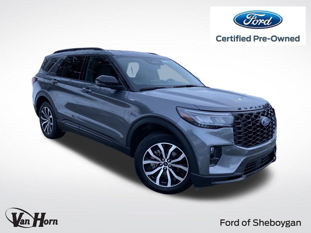 2025 Ford Explorer ST-LINE's photo