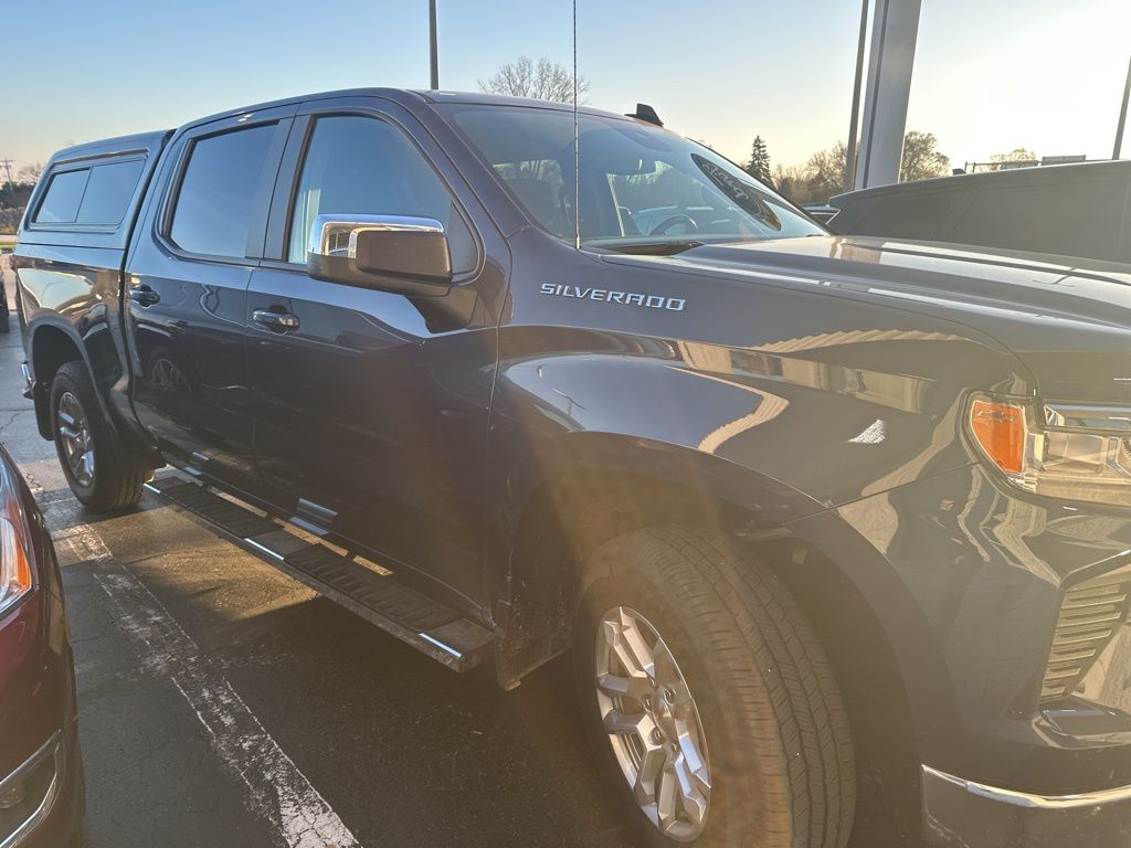 2022 Chevrolet Silverado 1500 LT photo 3