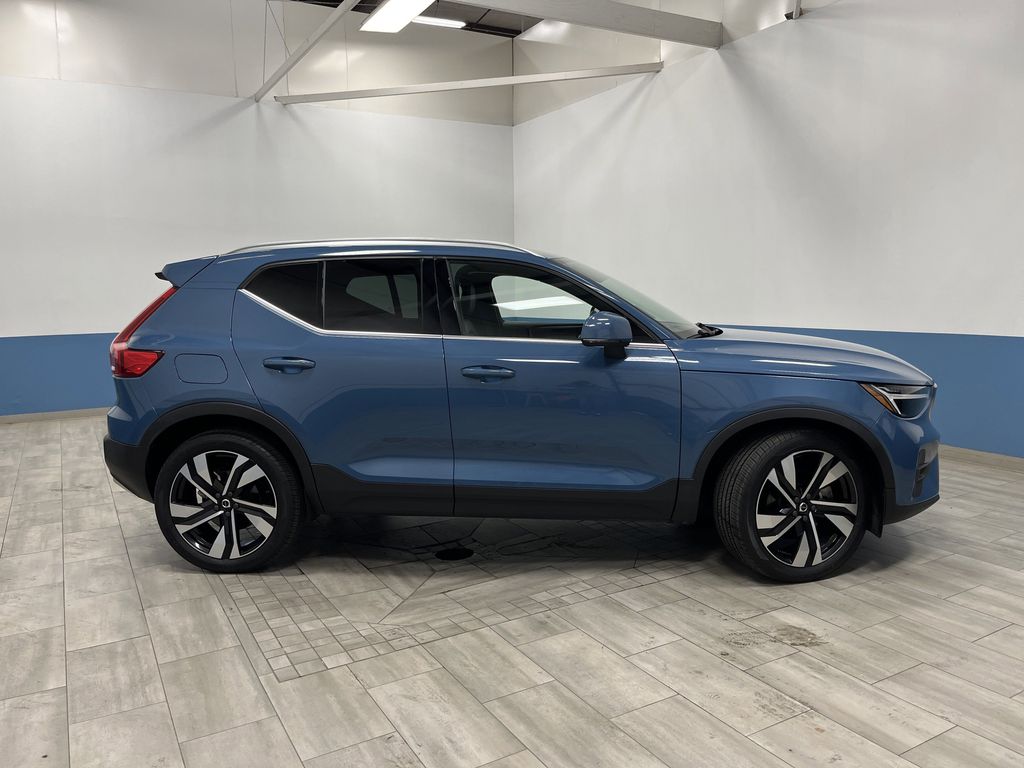 2023 Volvo XC40 Plus photo 2