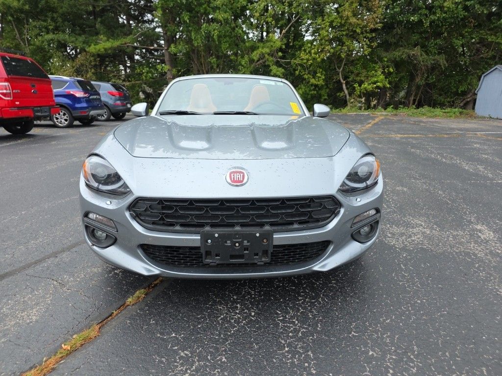 2017 Fiat 124 Spider Lusso photo 2