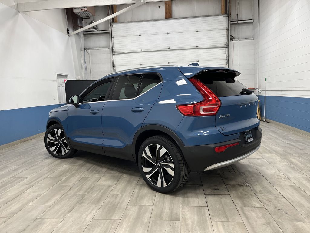2023 Volvo XC40 Plus photo 3