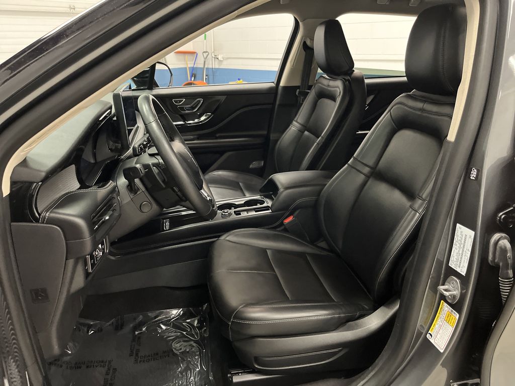 2023 Lincoln Corsair Standard photo 4