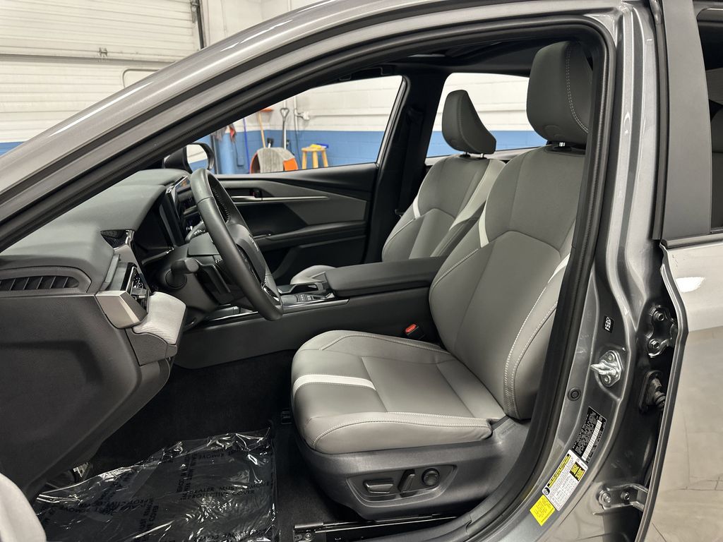 2025 Toyota Camry SE photo 4