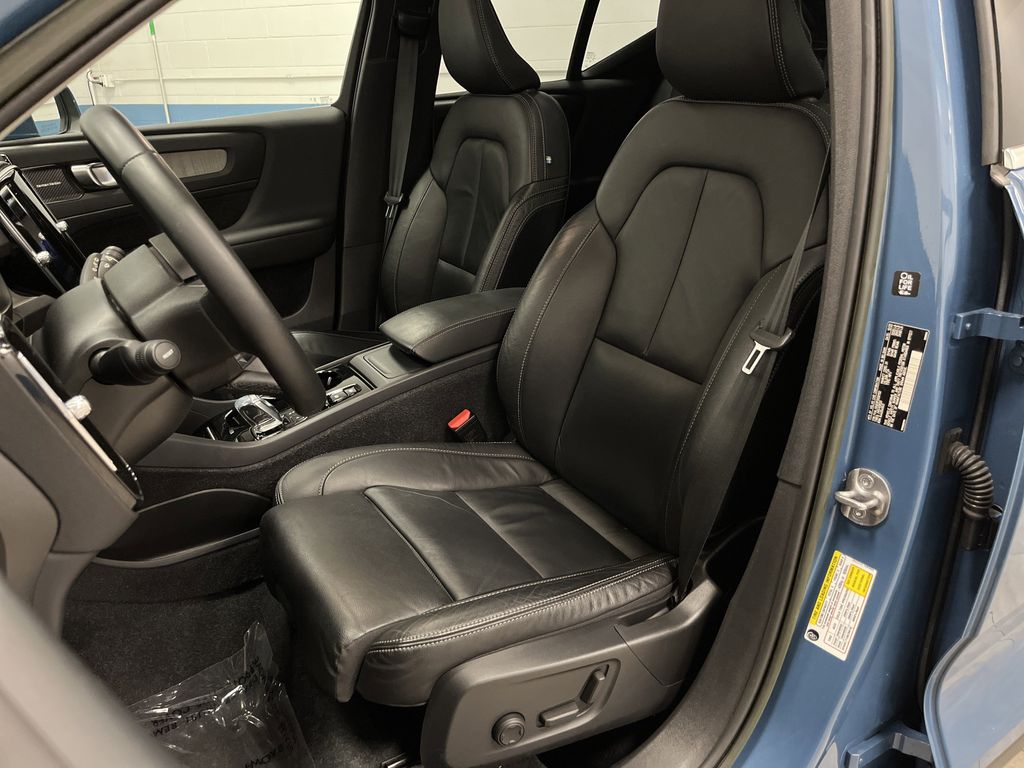 2023 Volvo XC40 Plus photo 4