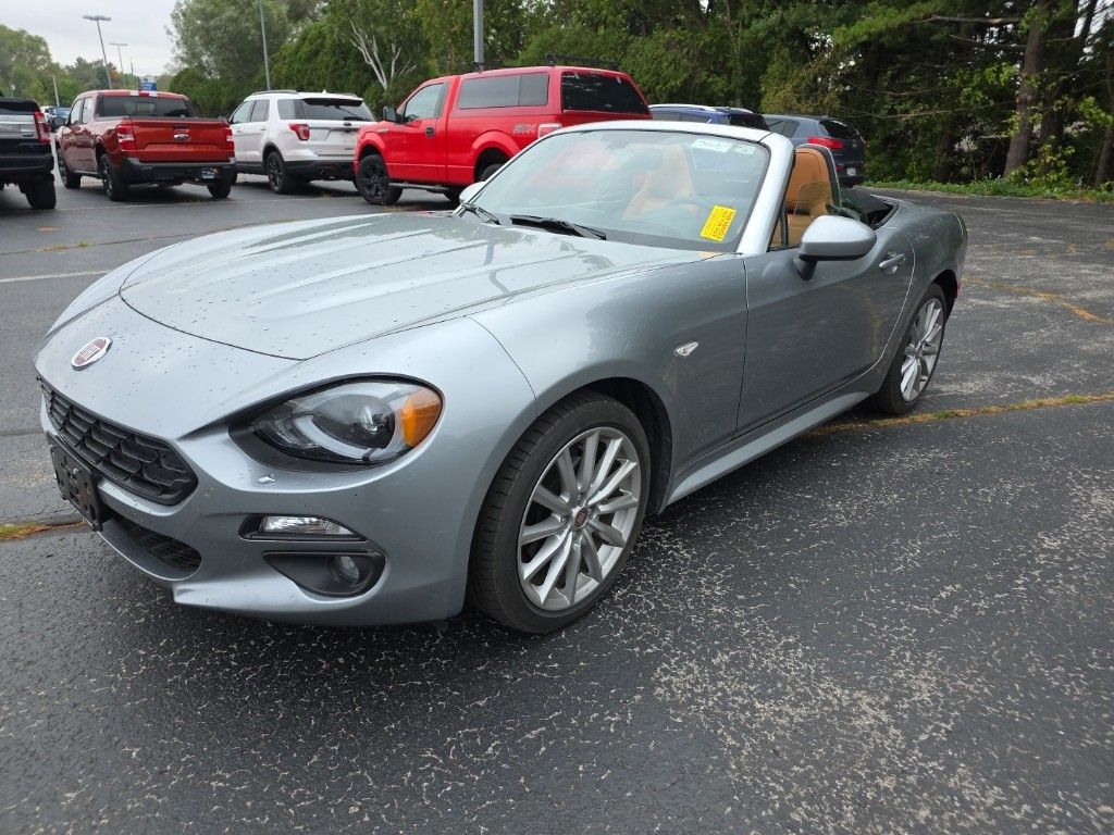 2017 Fiat 124 Spider Lusso photo 3