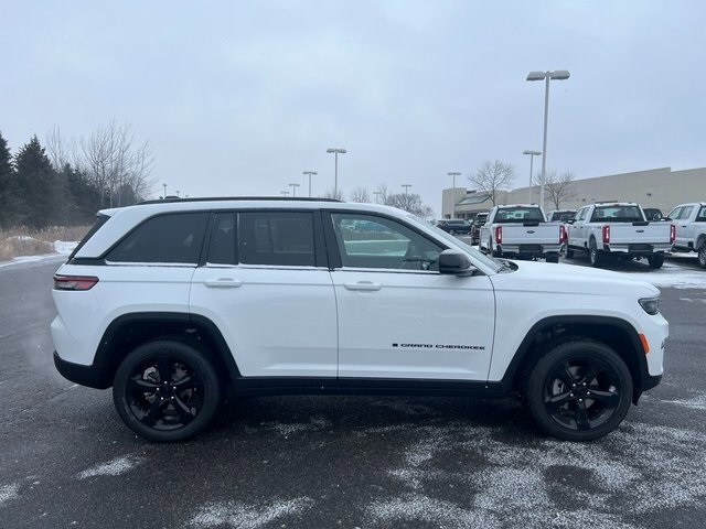 2025 Jeep Grand Cherokee Altitude photo 2
