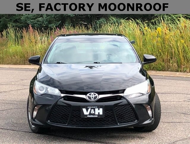 2016 Toyota Camry SE photo 2