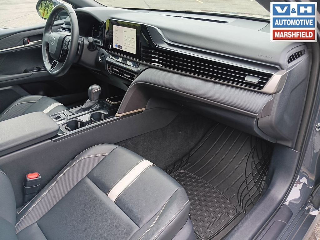2025 Toyota Camry SE - Photo 10