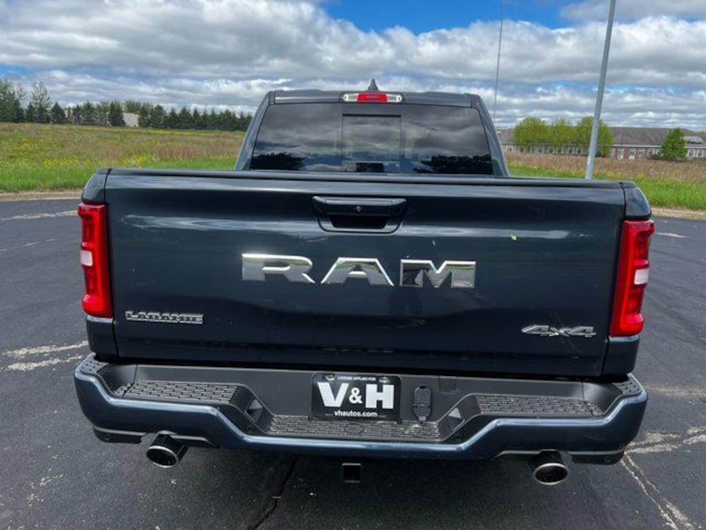 New 2025 Ram 1500 LARAMIE CREW CAB 4X4 5'7 BOX Pickup