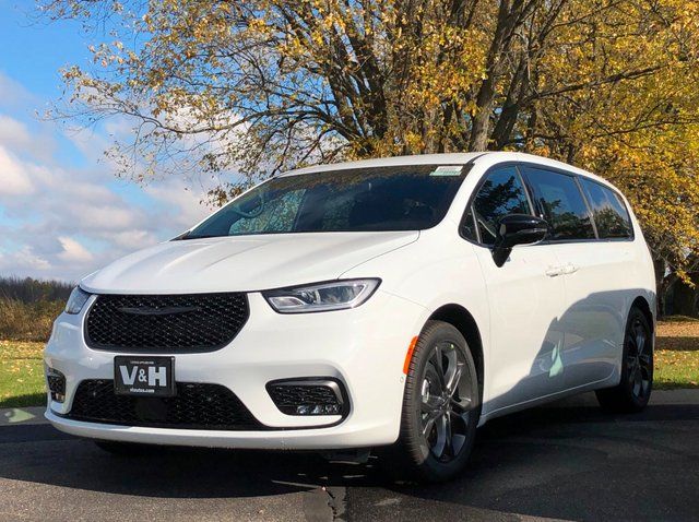 2026 Chrysler Pacifica Select's photo