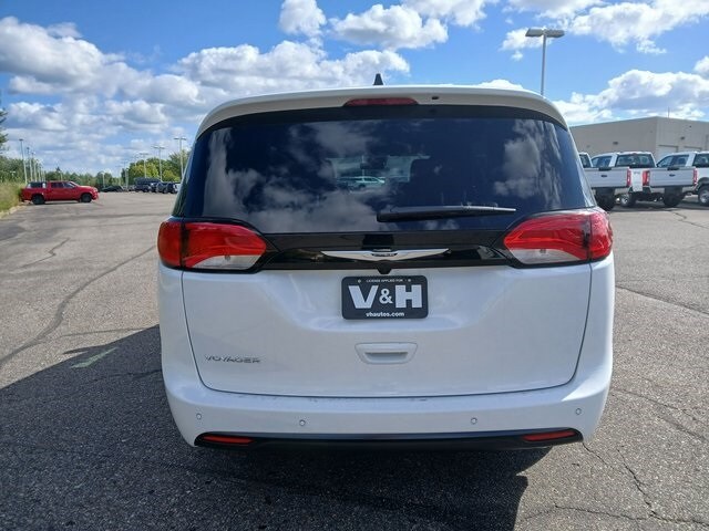 2026 Chrysler Voyager LX photo 4