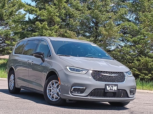 2025 Chrysler Pacifica Select's photo